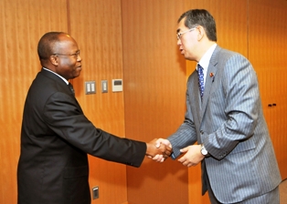 （写真）カホロ南部アフリカ開発共同体（SADC）事務次長の松本副大臣表敬