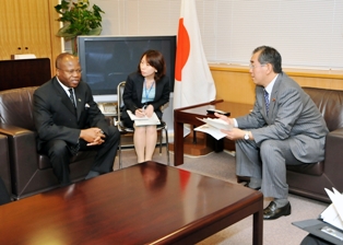 （写真）カホロ南部アフリカ開発共同体（SADC）事務次長の松本副大臣表敬