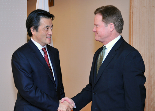 (写真)ウェッブ米連邦上院議員の岡田外務大臣表敬