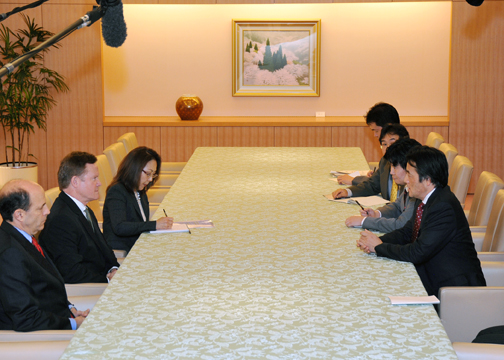 (写真)ウェッブ米連邦上院議員の岡田外務大臣表敬