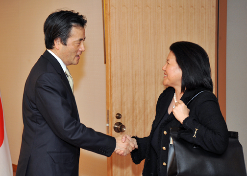 (写真)在米日系人リーダー招聘プログラム一行の岡田外務大臣表敬