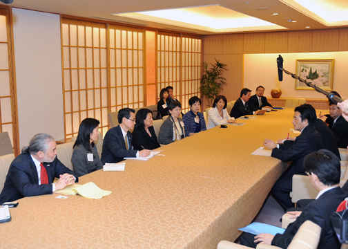 (写真)在米日系人リーダー招聘プログラム一行の岡田外務大臣表敬