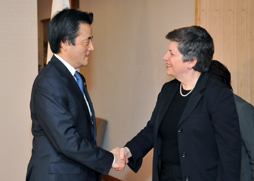 (写真)岡田外務大臣とナポリターノ米国土安全保障長官との会談