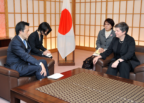 (写真)岡田外務大臣とナポリターノ米国土安全保障長官との会談