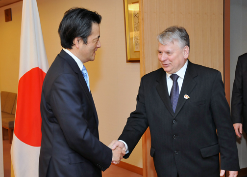 (写真)岡田大臣とボルセヴィッチ・ポーランド上院議長との会談