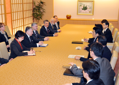 (写真)岡田大臣とボルセヴィッチ・ポーランド上院議長との会談