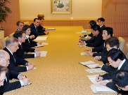 （写真）岡田外務大臣とナルィシュキン・ロシア大統領府長官との会談2