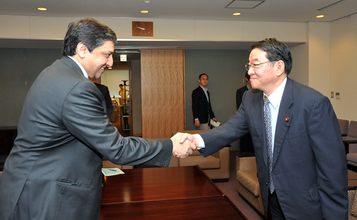 （写真）サリーム・H・マンディーワーラー・パキスタン投資庁長官の藤村外務副大臣表敬