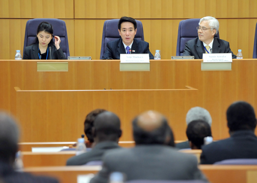 （写真）前原外務大臣と在京アフリカ外交団との意見交換