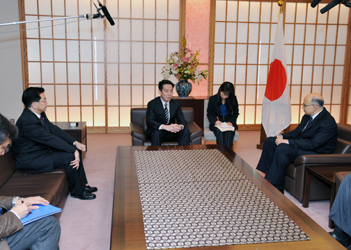（写真）前原誠司外務大臣とアブデルナーセル本邦駐箚エジプト・アラブ共和国特命全権大使との会談