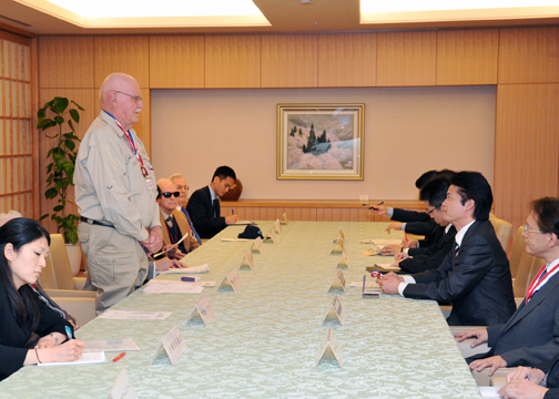 米国人元戦争捕虜（POW）招聘玄葉外務大臣表敬