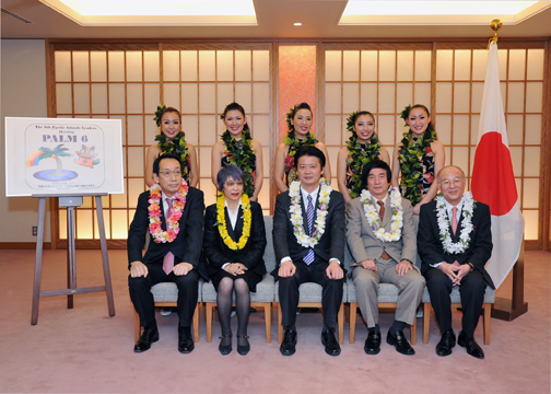 (写真)第6回太平洋・島サミット（PALM6）に向けた有識者会合提言書の報告及び「フラガール」に対する親善大使の委嘱状交付-1