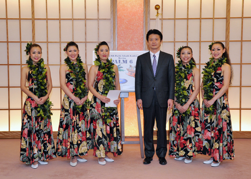 (写真)第6回太平洋・島サミット（PALM6）に向けた有識者会合提言書の報告及び「フラガール」に対する親善大使の委嘱状交付-2