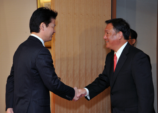 （写真）玄葉外務大臣とキティラット・タイ副首相の会談-1