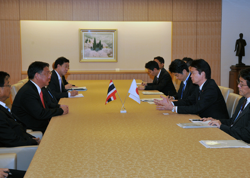 （写真）玄葉外務大臣とキティラット・タイ副首相の会談-2