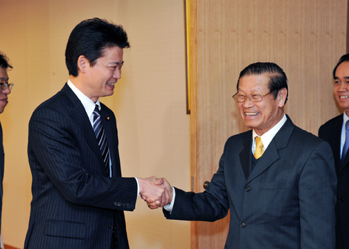 （写真）玄葉外務大臣とソムサワート・ラオス副首相との会談-1