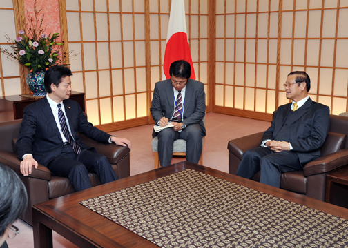 （写真）玄葉外務大臣とソムサワート・ラオス副首相との会談-2