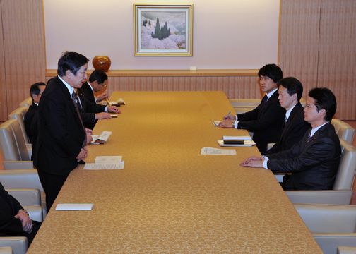 （写真）北方領土隣接地域振興対策根室管内市町連絡協議会（北隣協）会長ほかによる玄葉外務大臣表敬-1