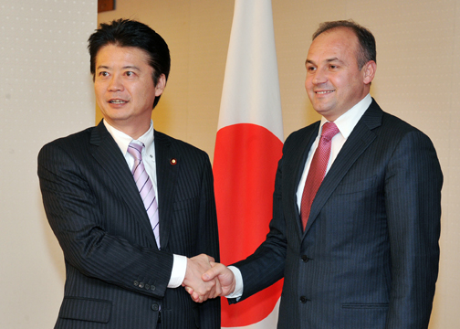 （写真）日・コソボ外相会談-1