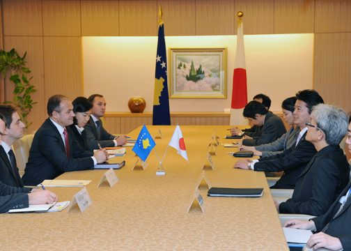 （写真）日・コソボ外相会談-2