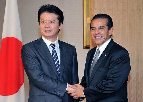 （写真）ビヤライゴーサ米国ロサンゼルス市長一行による玄葉外務大臣への表敬-1