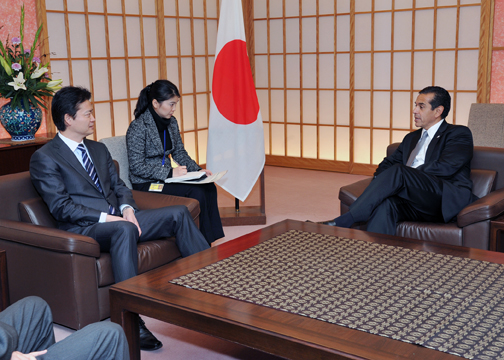 （写真）ビヤライゴーサ米国ロサンゼルス市長一行による玄葉外務大臣への表敬-2