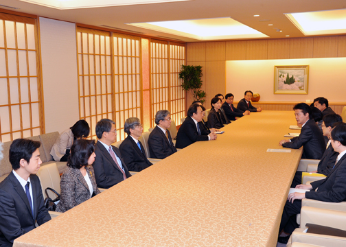 （写真）「第二期日韓新時代共同研究プロジェクト」一行の玄葉大臣表敬