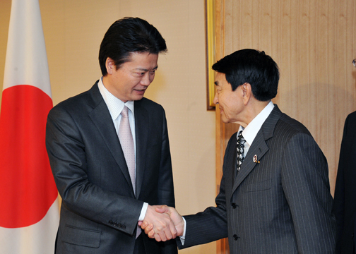（写真）玄葉光一郎外務大臣とデンベレル・モンゴル国家大会議議長との会見-1