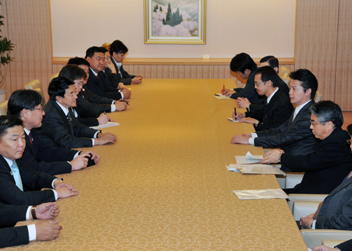 （写真）玄葉光一郎外務大臣とデンベレル・モンゴル国家大会議議長との会見-2