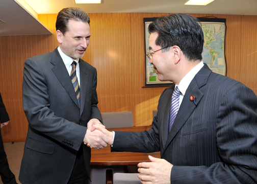 （写真）クレヘンビュール赤十字国際委員会（ICRC）事業総局長による伴野外務副大臣表敬