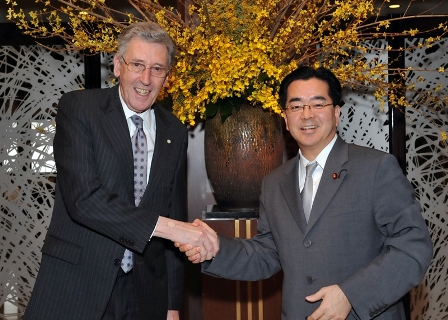 （写真）伴野外務副大臣とハウエル英外務閣外相の会談