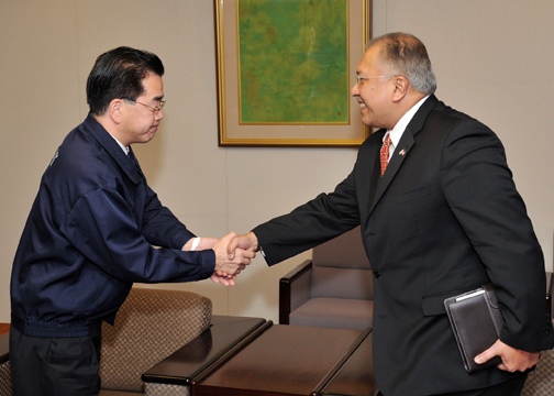 （写真）伴野外務副大臣とシャハルディン在京マレーシア大使及びマレーシア人道支援チーム代表との会談　1