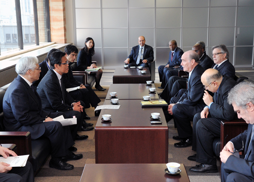 （写真）ADC（在京アフリカ外交団）による高橋副大臣表敬（ADCからの義捐金受け入れ及び南アフリカからの救助チーム派遣）