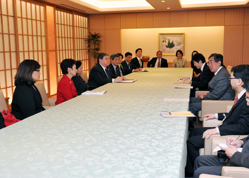 （写真）在米日系人リーダー招聘プログラム一行の松本外務大臣表敬