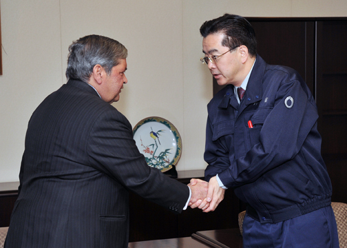 （写真）伴野外務副大臣とプラサード在京インド大使との会談（インドからの支援物資） 1