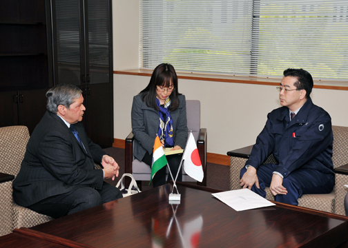 （写真）伴野外務副大臣とプラサード在京インド大使との会談（インドからの支援物資） 2