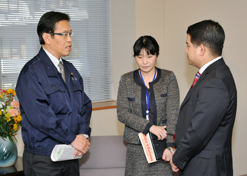 （写真）高橋外務副大臣とチャワノン外務大臣補佐官との会談（タイからの支援物資） 1