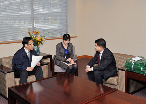 （写真）高橋外務副大臣とチャワノン外務大臣補佐官との会談（タイからの支援物資） 2