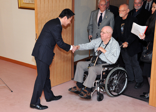 （写真）オーストラリア人元戦争捕虜招聘（前原外務大臣表敬）