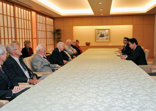 （写真）オーストラリア人元戦争捕虜招聘（前原外務大臣表敬）