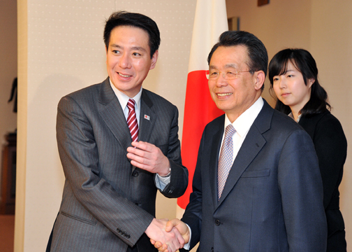 （写真）前原外務大臣と韓昇洙グローバル・グリーン成長研究所理事長の会談