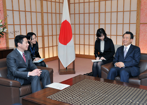 （写真）前原外務大臣と韓昇洙グローバル・グリーン成長研究所理事長の会談