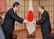 （写真：「ハンセン病人権啓発大使」委嘱状交付式）
