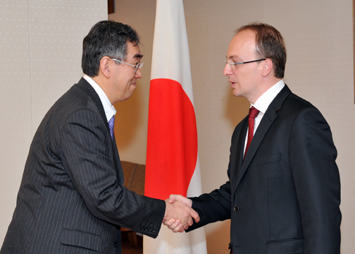（写真）松本外務大臣とミロショスキー・マケドニア旧ユーゴスラビア共和国外務大臣との会談　1