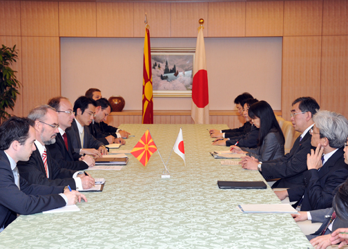 （写真）松本外務大臣とミロショスキー・マケドニア旧ユーゴスラビア共和国外務大臣との会談　2
