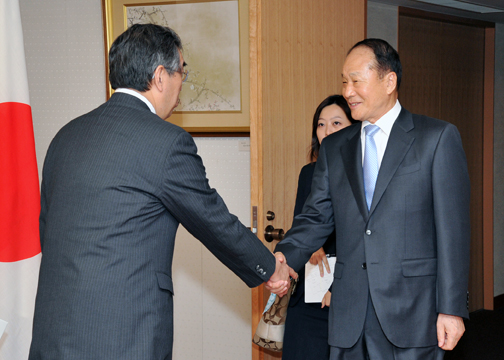 （写真）李相得（イ・サンドゥク）韓日議員連盟会長一行の松本外務大臣表敬