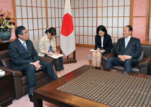 （写真）李相得（イ・サンドゥク）韓日議員連盟会長一行の松本外務大臣表敬