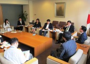 （写真）駐日国連機関代表等による伴野外務副大臣及び山花外務大臣政務官表敬