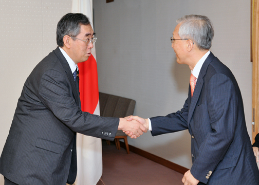（写真）シン・ガクス次期駐日韓国大使による松本外務大臣表敬