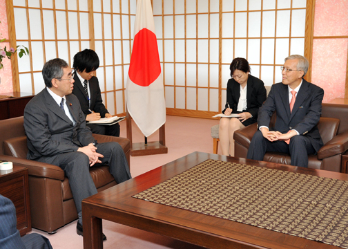 （写真）シン・ガクス次期駐日韓国大使による松本外務大臣表敬